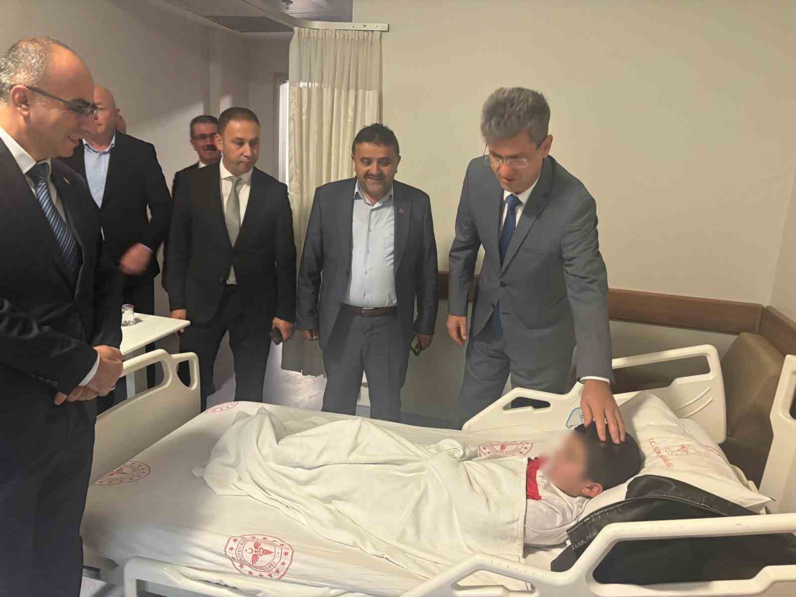 ÖĞRENCİ SERVİSİ İLE OTOMOBİL ÇARPIŞTI: 5 YARALI