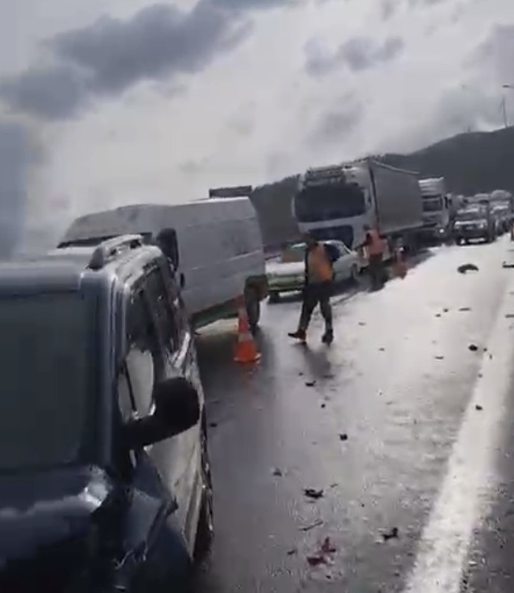 TARSUS-ADANA-GAZİANTEP OTOYOLU’NDA ZİNCİRLEME KAZA: 8 YARALI