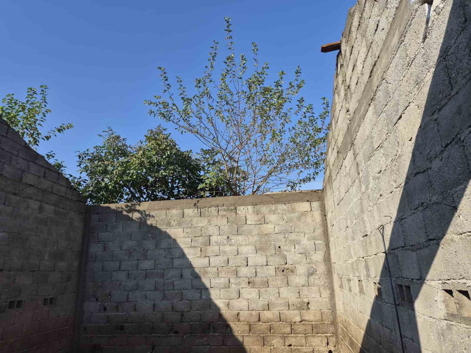 KOZAN’DA FIRTINA EVİN VE AHIRIN ÇATISINI UÇURDU