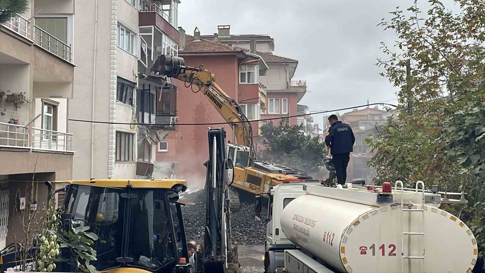 ZONGULDAK’TA ÇATLAKLAR NEDENİYLE BOŞALTILAN 5 KATLI BİNANIN YIKIMI BAŞLADI