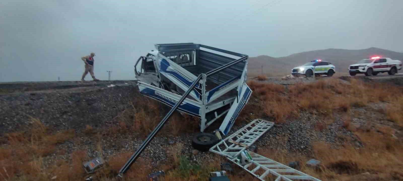 VAN BAŞKALE YOLUNDA FECİ KAZA: 12 YARALI