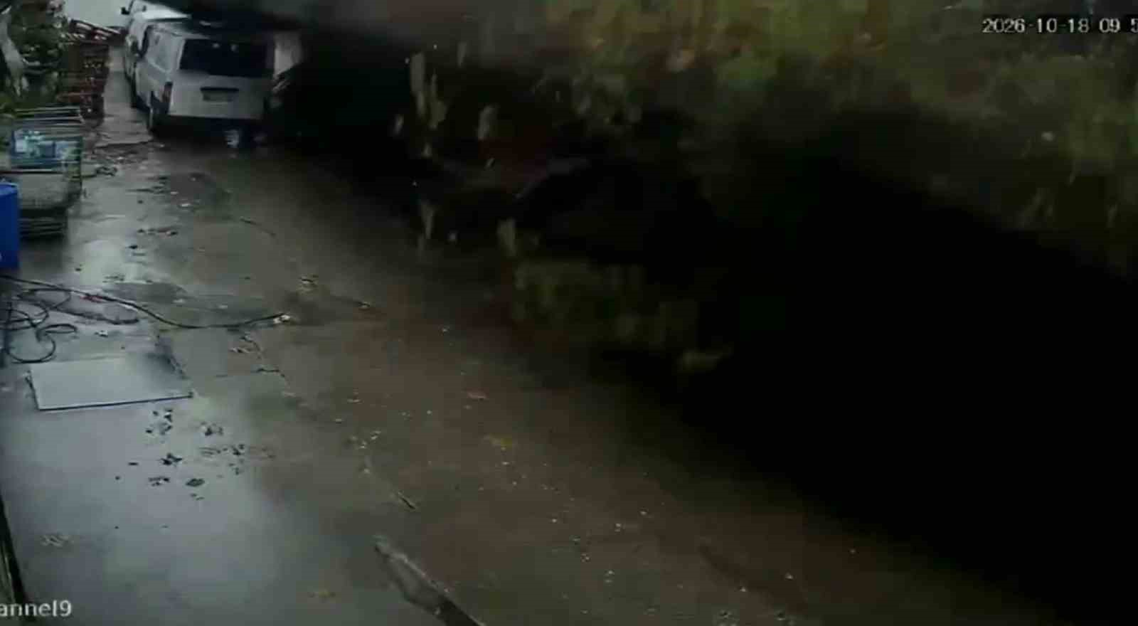 ZONGULDAK’TA İSTİNAT DUVARININ ÇÖKTÜĞÜ ANLAR KAMERADA: KÖPEKLER TELEF OLDU, 2 ARAÇ ENKAZ ALTINDA KALDI