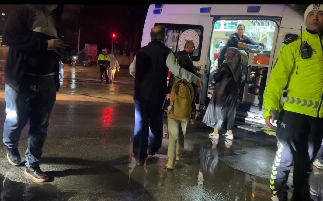BURDUR’DA ÖĞRENCİ SERVİSİ İLE OTOMOBİL ÇARPIŞTI: 12 ÖĞRENCİ HAFİF YARALI
