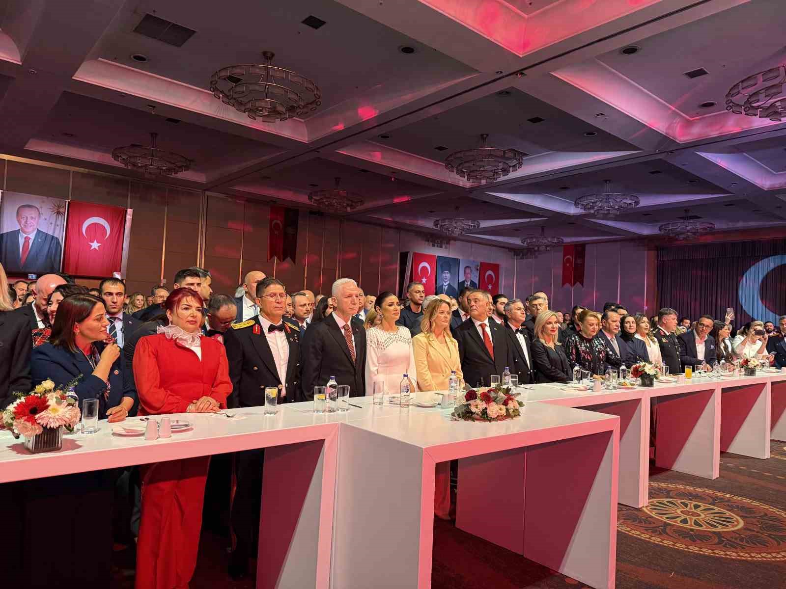 VALİ GÜL: "103 YIL ÖNCE AZİZ MİLLETİMİZ; KENDİSİNİ TARİHTEN SİLMEK İSTEYEN EMPERYALİZMİN ASIRLIK HESAPLARINI PARÇALADI"