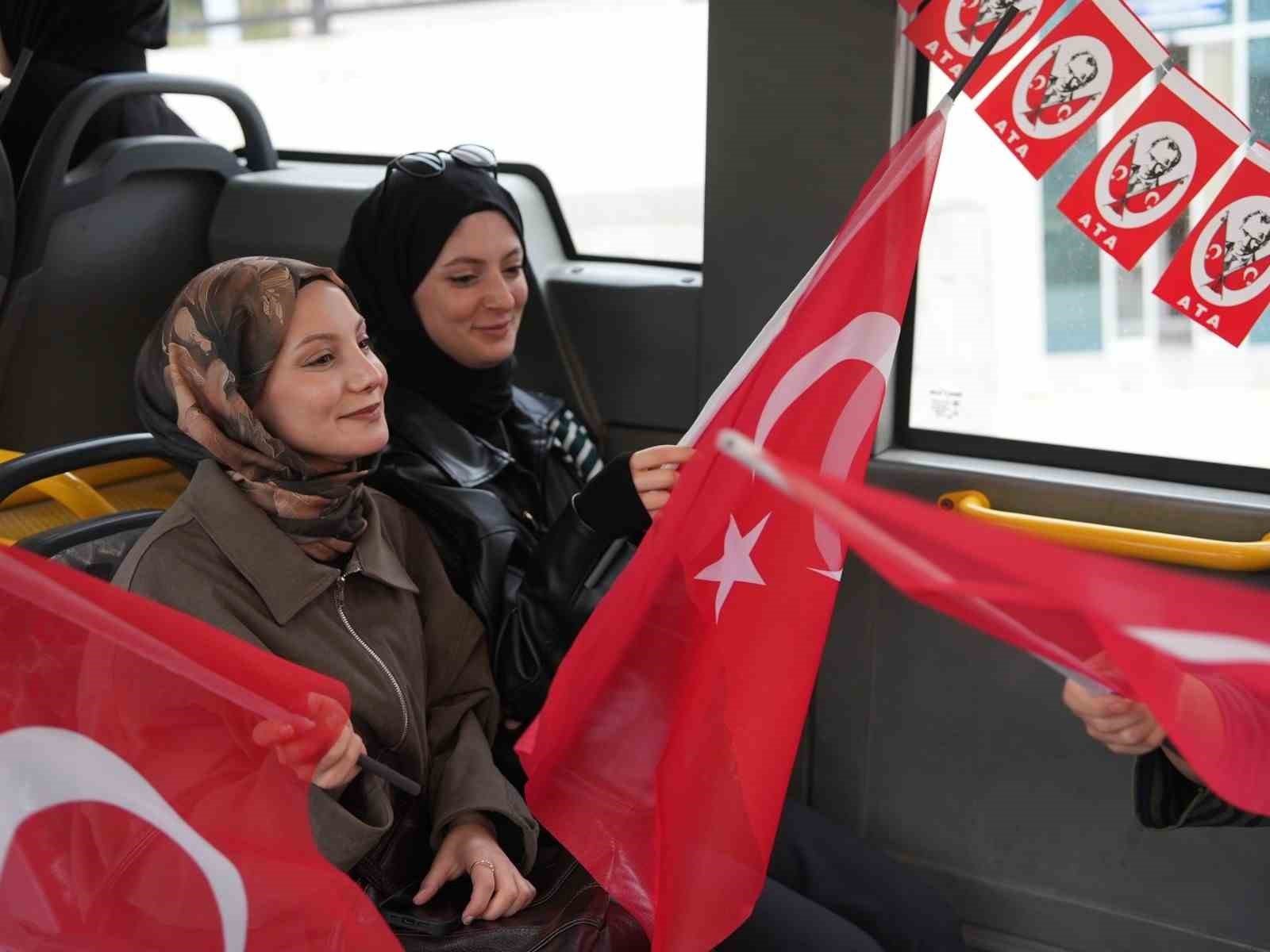 BELEDİYE OTOBÜSÜNDE 29 EKİM CUMHURİYET BAYRAMI COŞKUSU