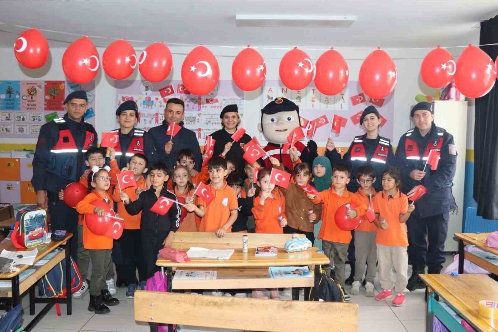 JANDARMADAN İLKOKULA 29 EKİM SÜRPRİZİ: MİNİKLERLE SINIFLAR SÜSLENDİ