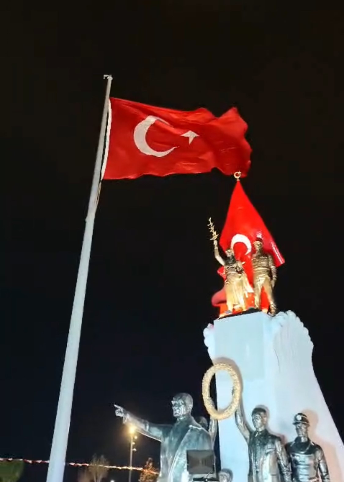 HATAY’DA BAYRAKLAR FIRTINA NEDENİYLE GEÇİCİ OLARAK İNDİRİLDİ