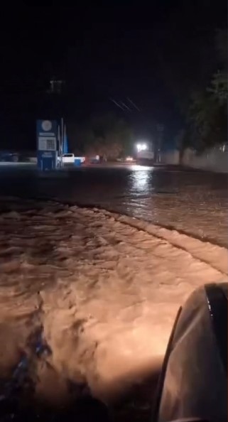 ŞANLIURFA’DA SAĞANAK SU BASKINLARINA NEDEN OLDU