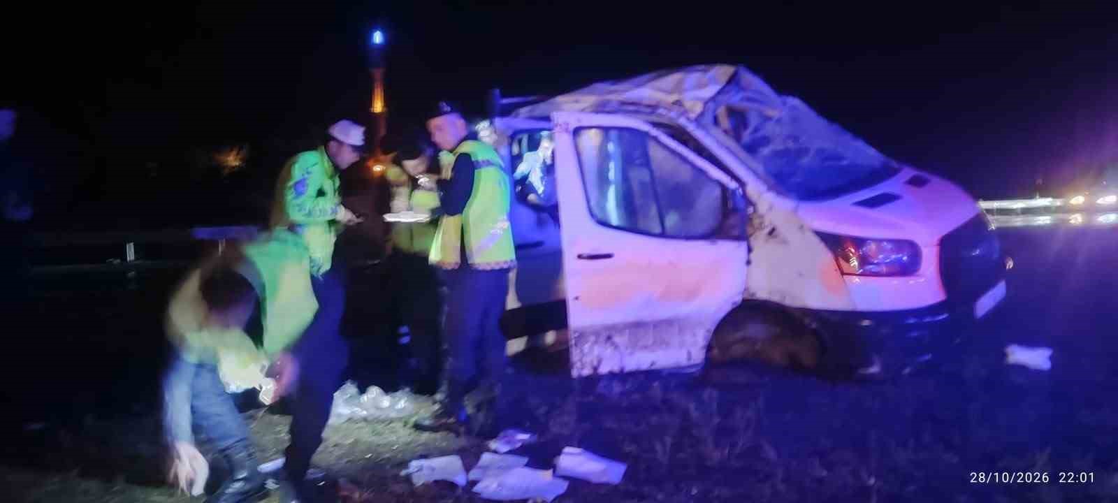 YAĞIŞLI YOLDA KONTROLDEN ÇIKAN OTOMOBİL TAKLA ATTI: 4 YARALI