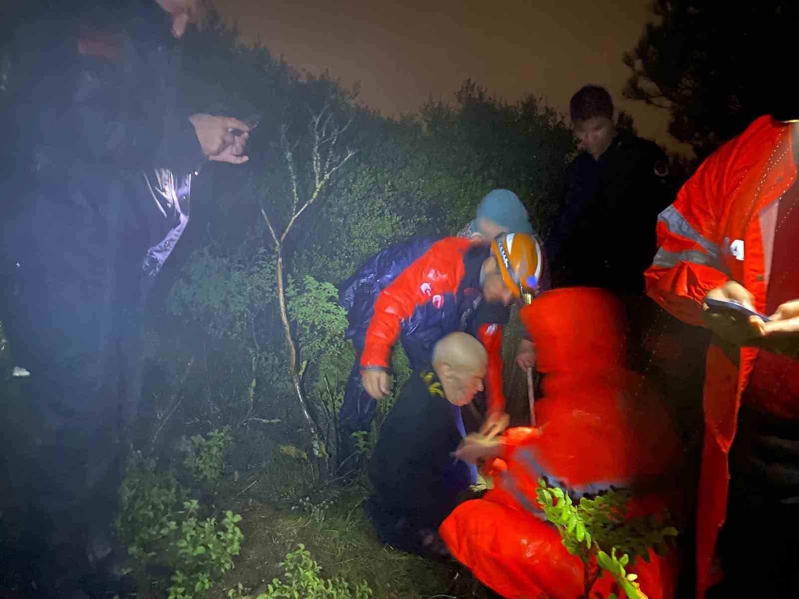 BURSA’DA MAHSUR KALAN YAŞLI ÇİFT İÇİN SEFERBER OLDULAR: JANDARMA SIRTINDA TAŞIDI