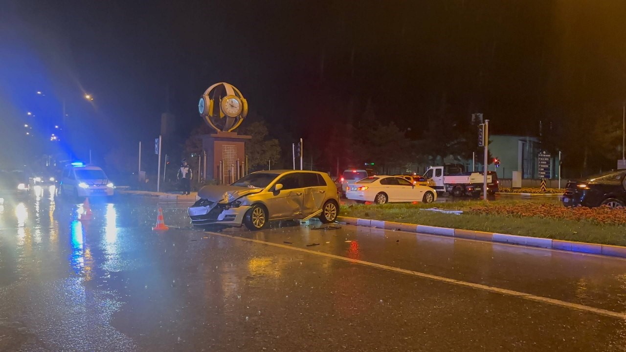 ERZİNCAN’DA SAĞANAK YAĞIŞ SONRASI TRAFİK KAZASI: 3 YARALI