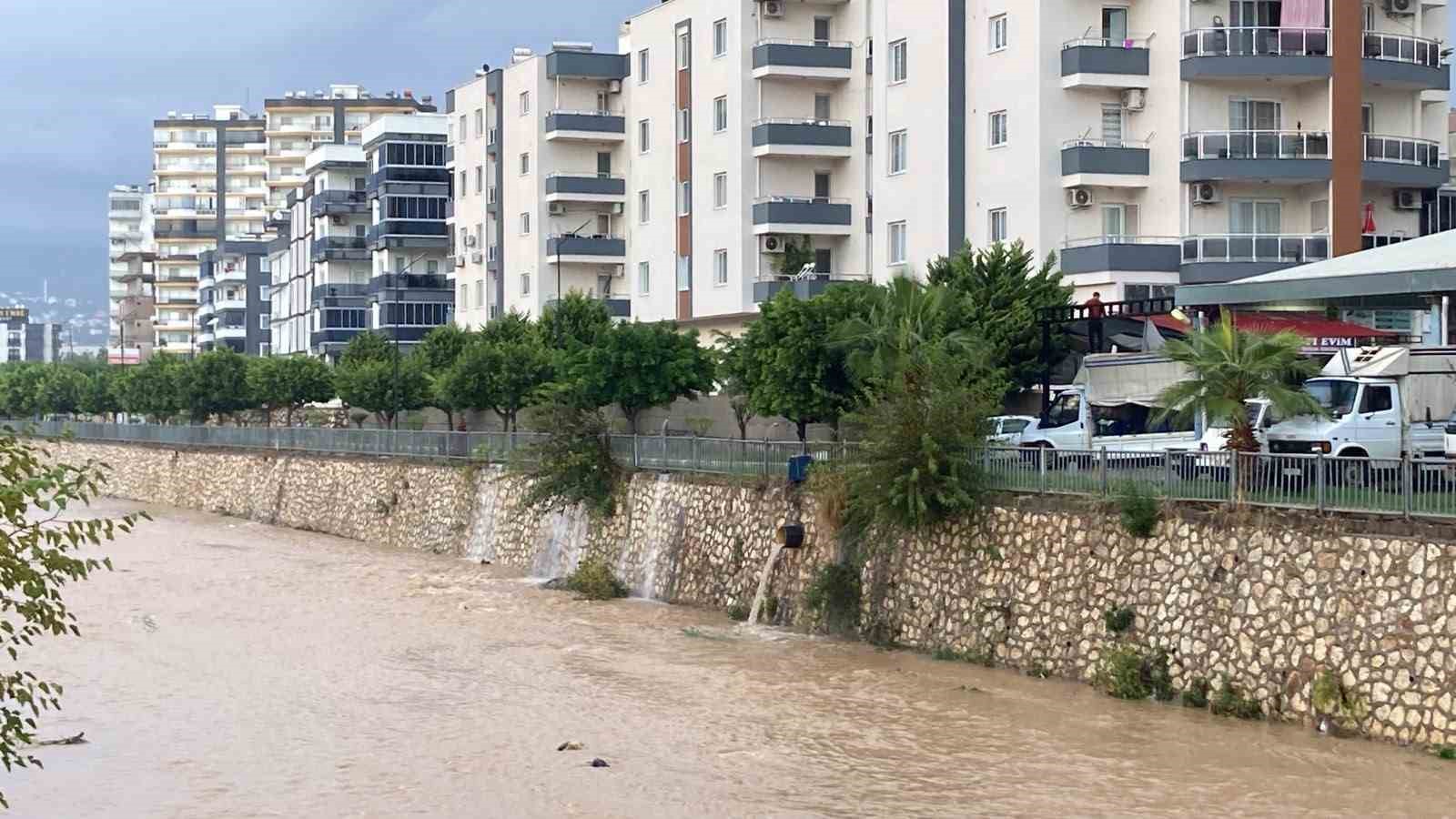 MERSİN’DE ŞİDDETLİ YAĞIŞ ETKİSİNİ SÜRDÜRÜYOR