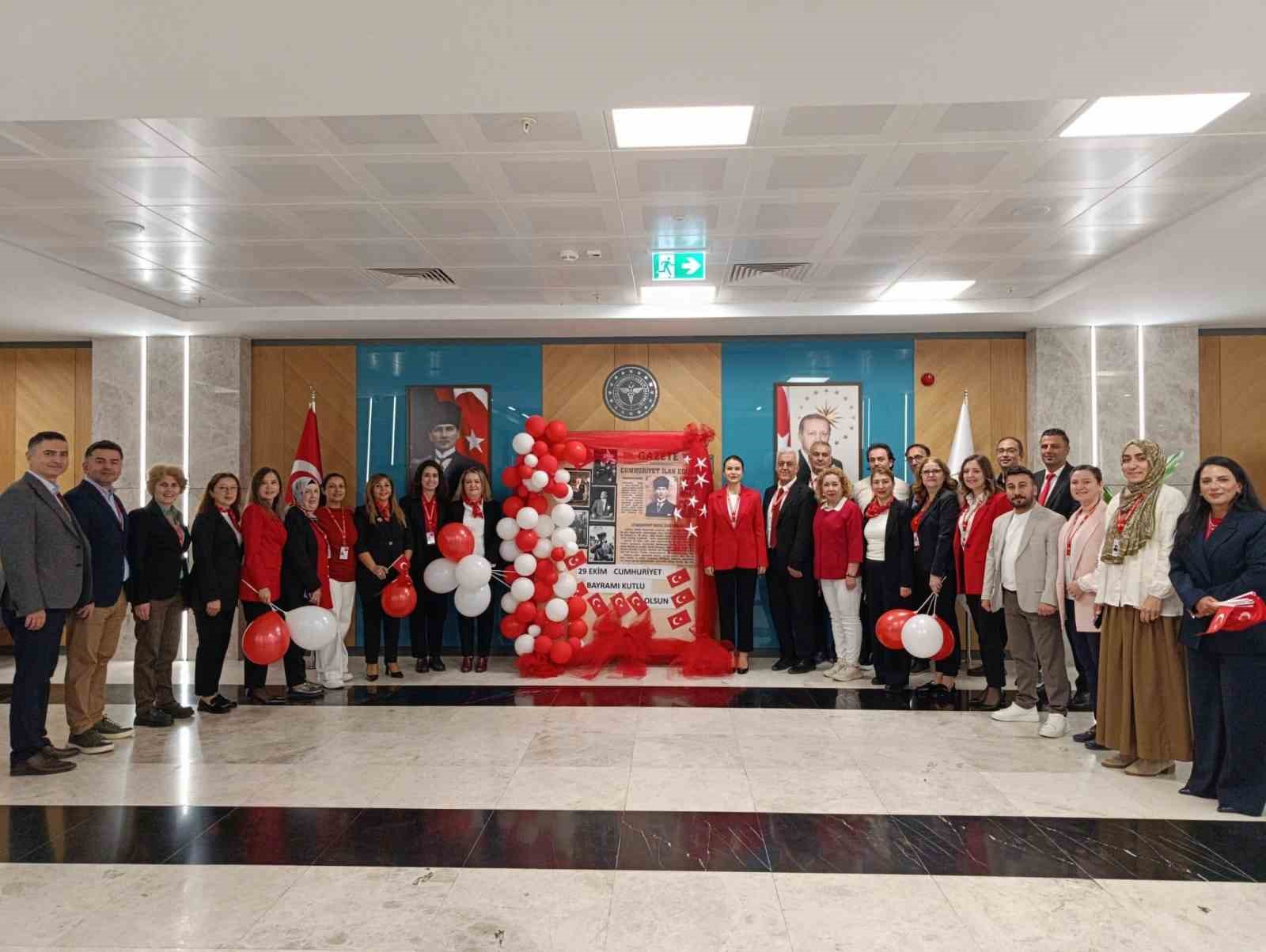 CUMHURİYET BAYRAMI COŞKUSU HASTANE KORİDORLARINA TAŞINDI