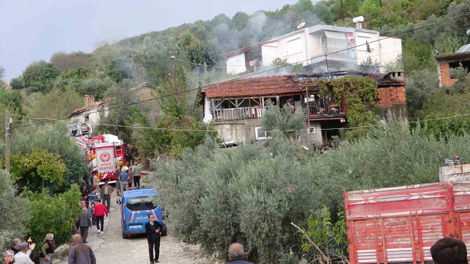 BENZİN İLE OCAKTA ODUN YAKMAK İSTERKEN EVİ YAKTI