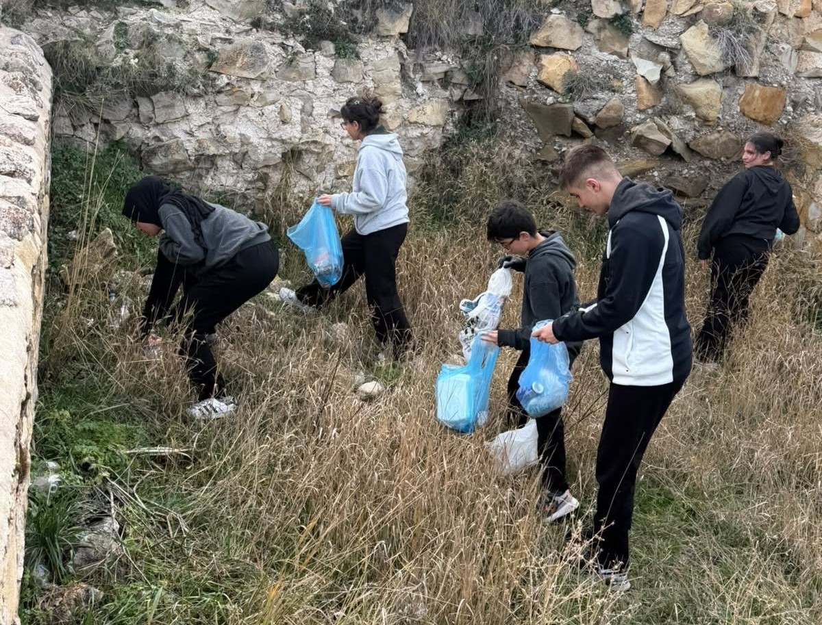 ÖĞRENCİLER BAYBURT KALESİ’NİN ÇEVRESİNİ TEMİZLEDİ