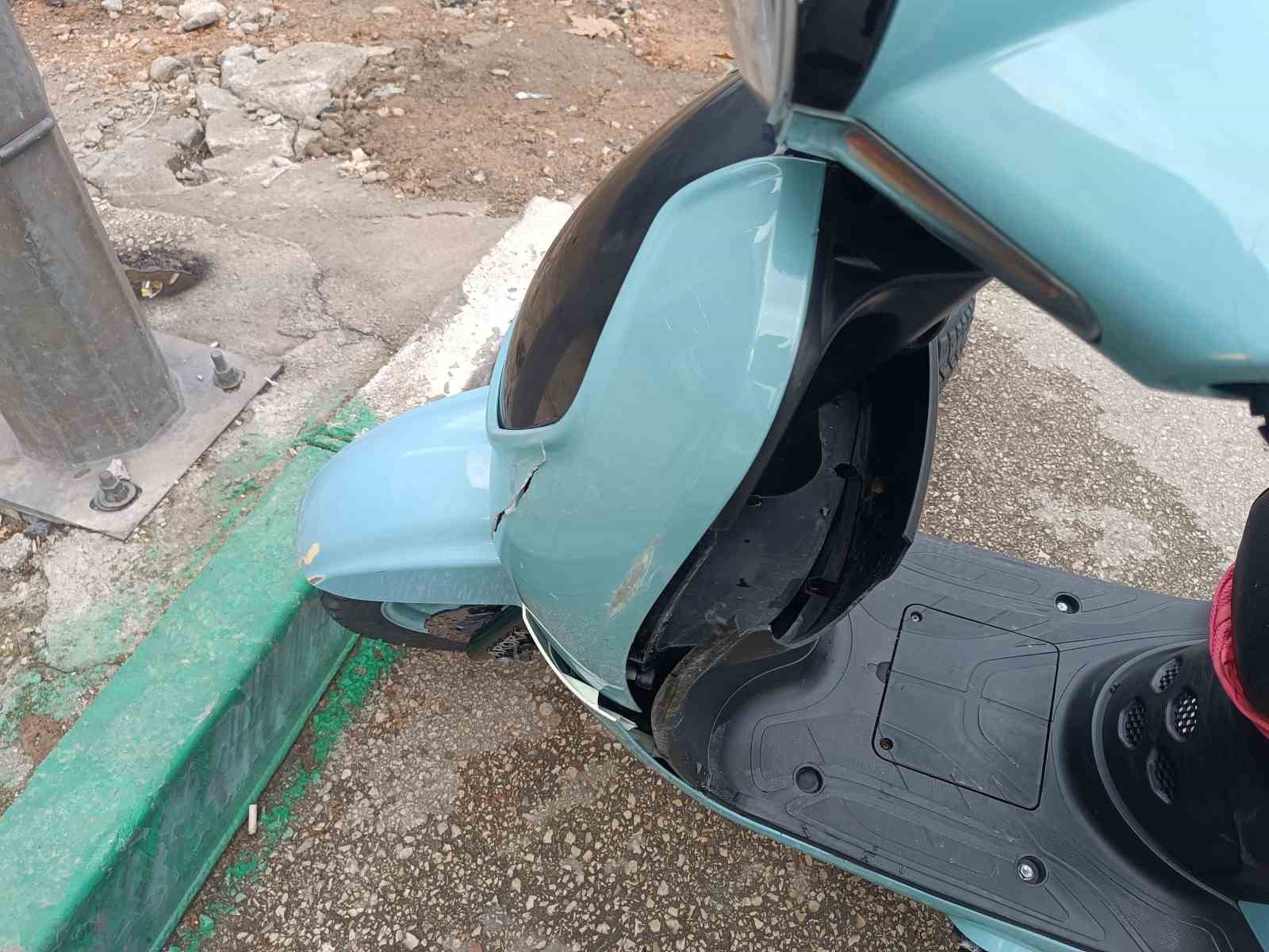 MOTOSİKLET YAYAYA ÇARPTI, İKİSİ DE METRELERCE SÜRÜKLENDİ; O ANLAR KAMERADA