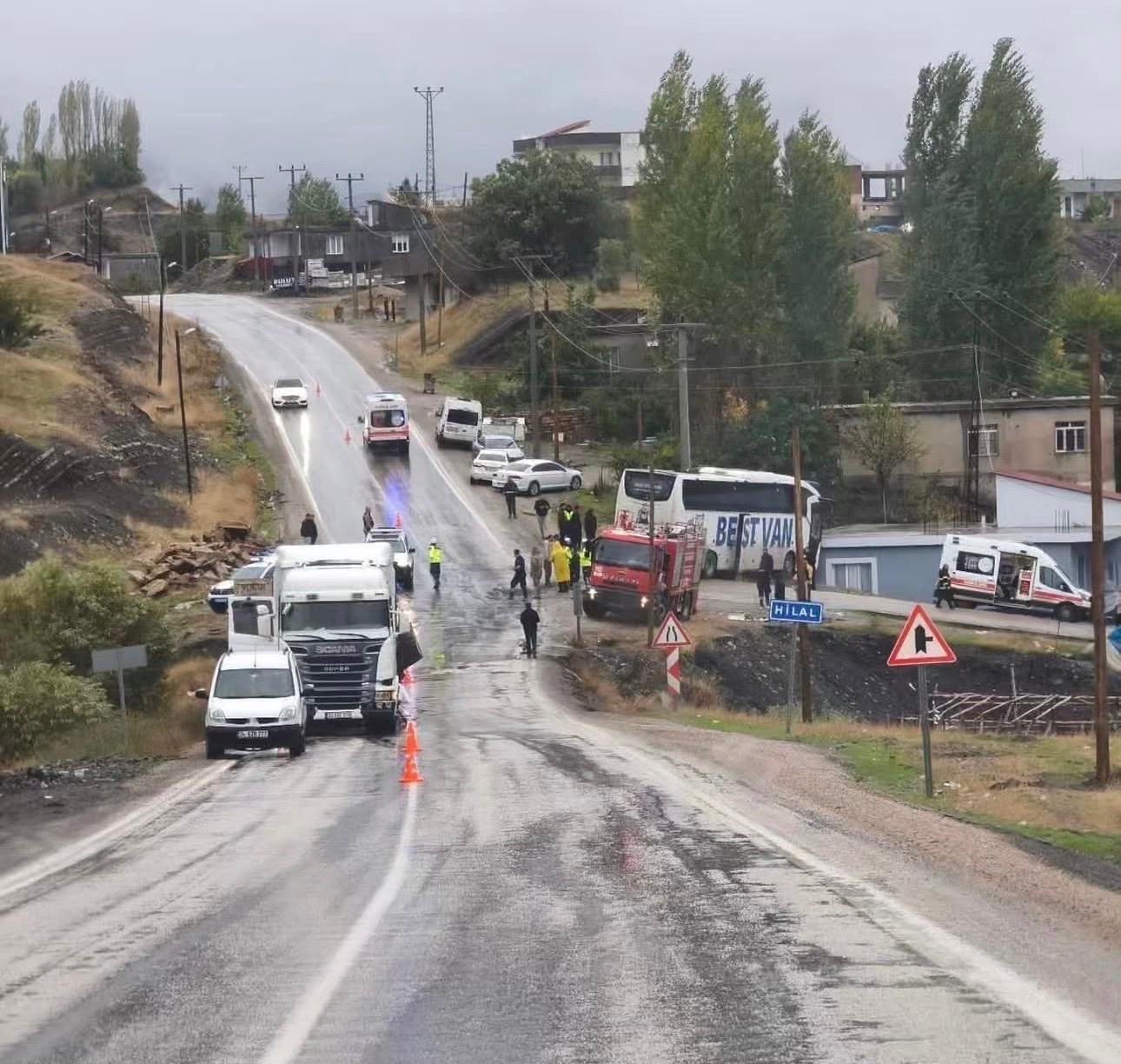 ŞIRNAK’TA OTOBÜS İLE TIR ÇARPIŞTI: 15 YARALI