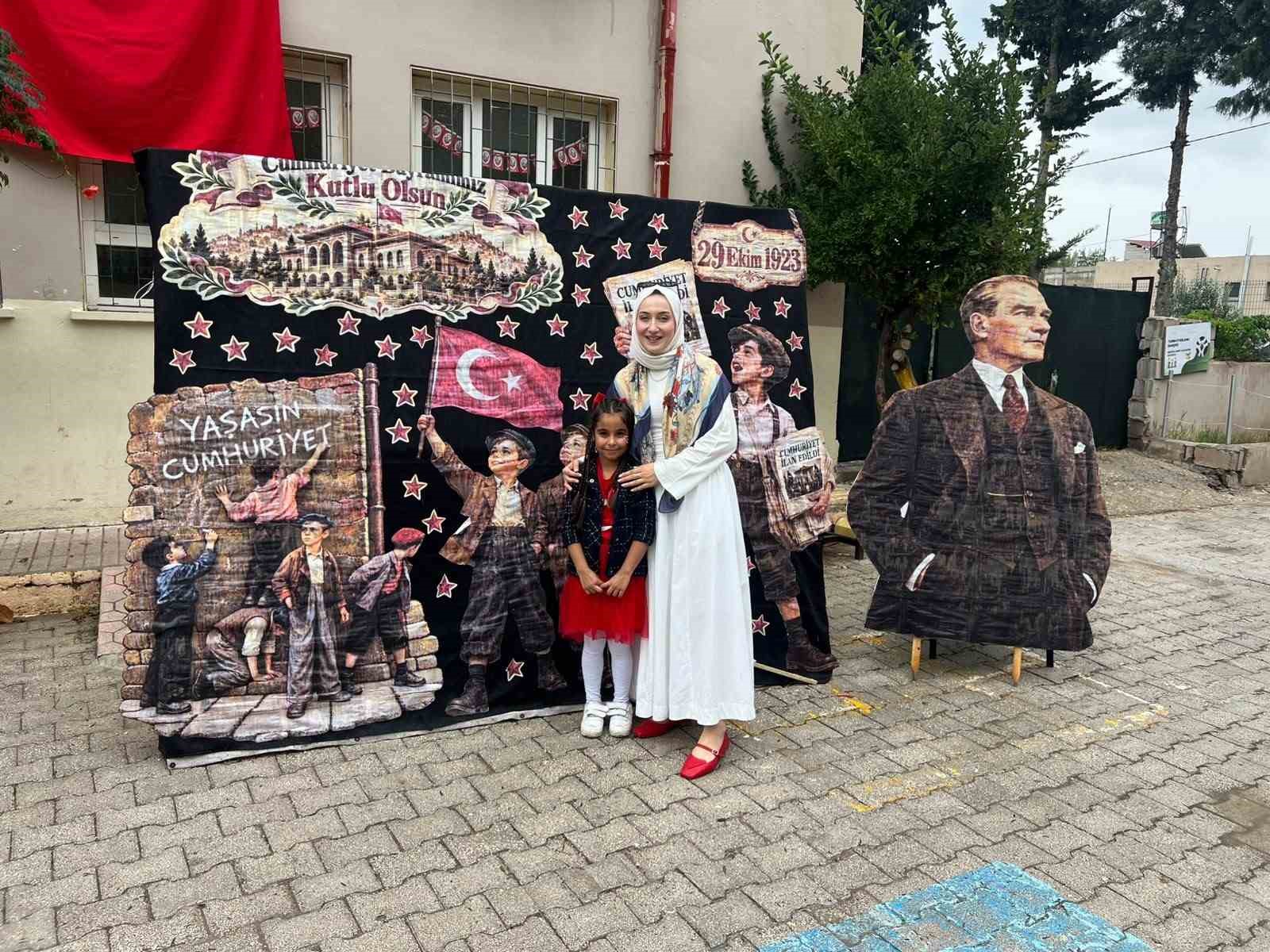 YAĞMURA ALDIRIŞ ETMEDEN ATASINA ŞEMSİYE TUTAN KÜÇÜK KIZIN DAVRANIŞI YÜREKLERİ ISITTI