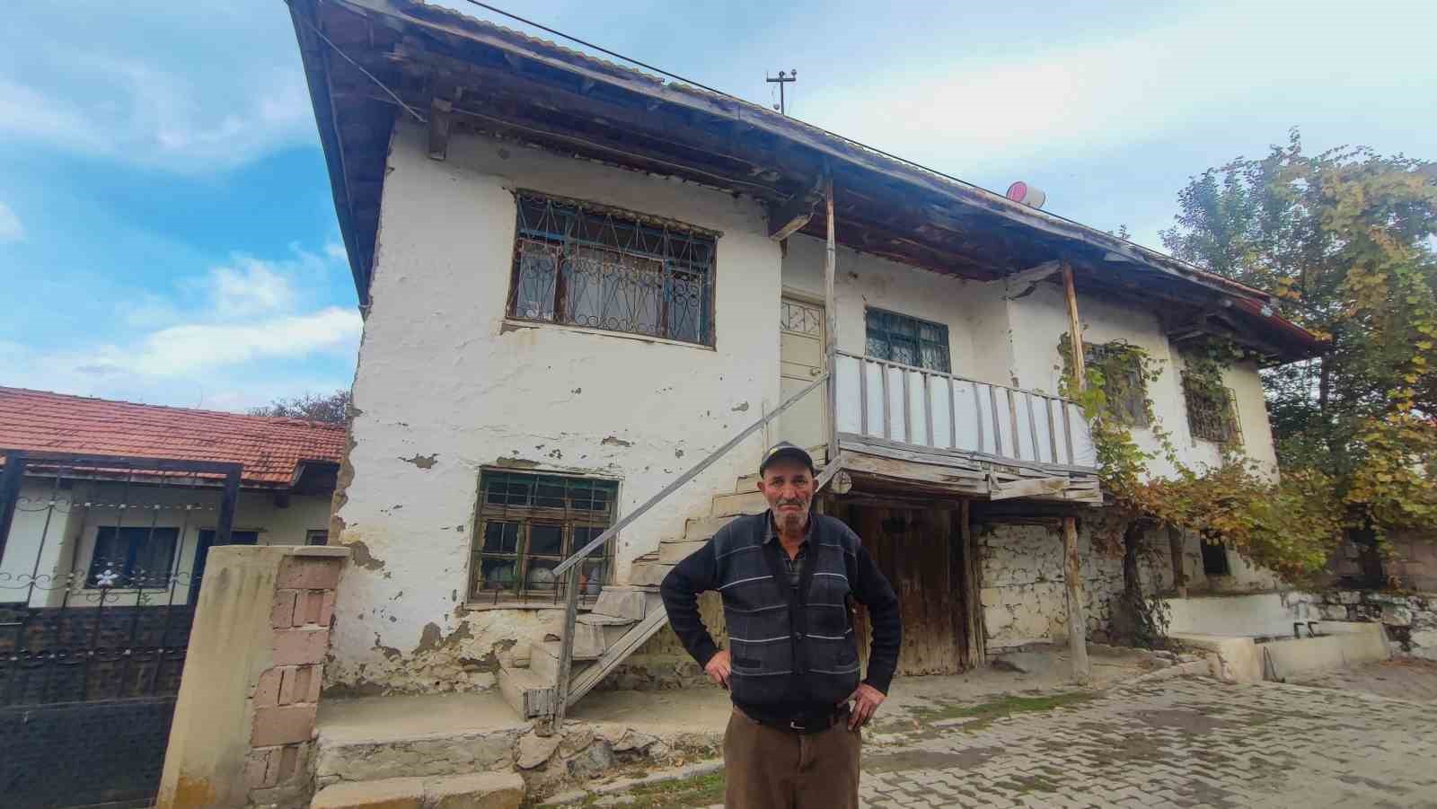 YOZGAT’TA BU EVDEN EKMEK YİYEN GENÇLERİN ASKERDEN SAĞ SALİM DÖNDÜĞÜNE İNANILIYOR