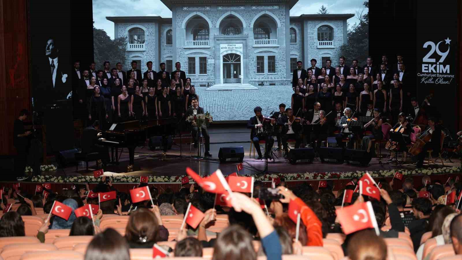 İNÖNÜ ÜNİVERSİTESİNDE CUMHURİYETİN EZGİLERİ YANKILANDI
