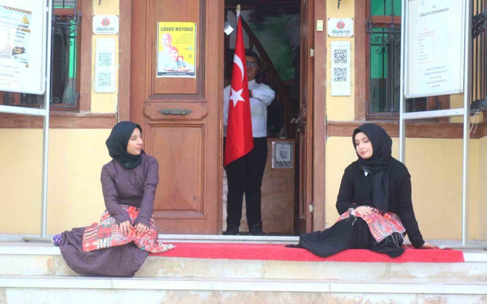 ESKİŞEHİR’DE CUMHURİYET COŞKUSU GENÇLİK TİYATROSUYLA SAHNEYE TAŞINDI