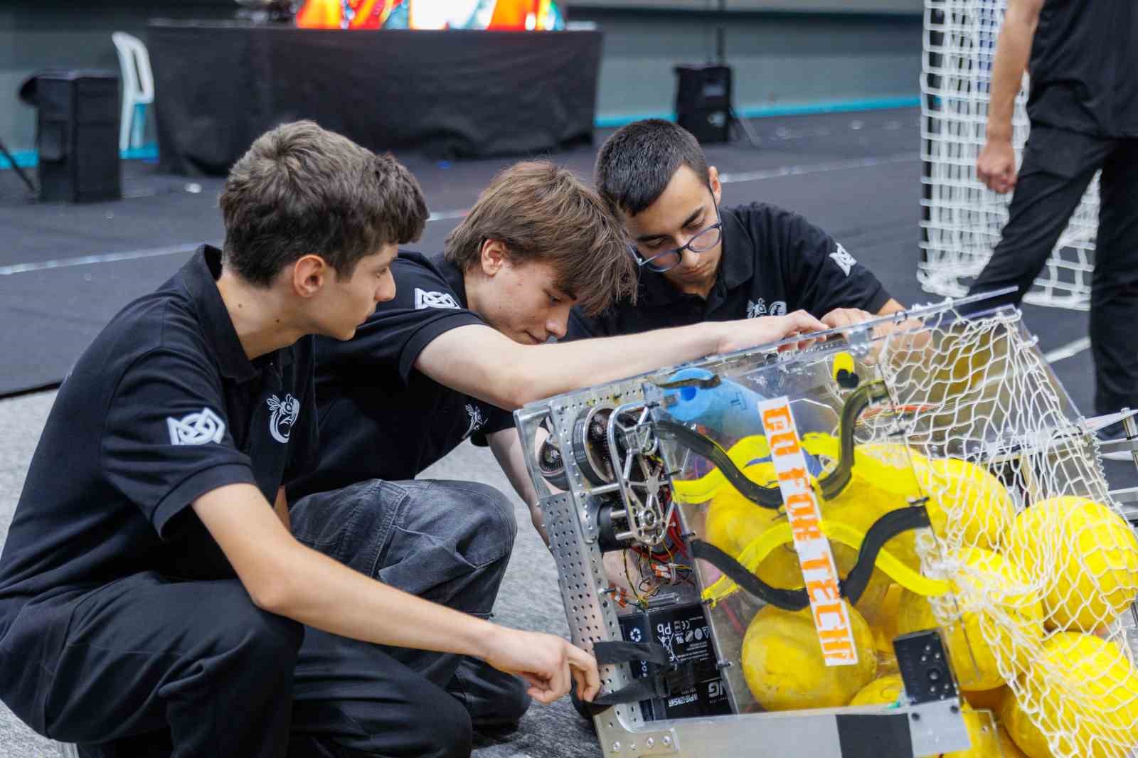 GENÇLERİN GELİŞTİRDİĞİ ROBOTLAR YILDIZ’DA PARKURA ÇIKIYOR
