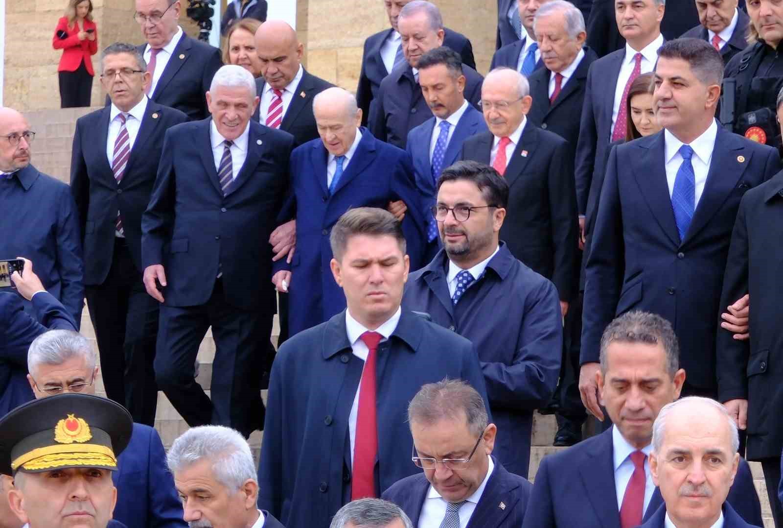 BAHÇELİ VE DERVİŞOĞLU, ANITKABİR MERDİVENLERİNDEN KOL KOLA İNDİ