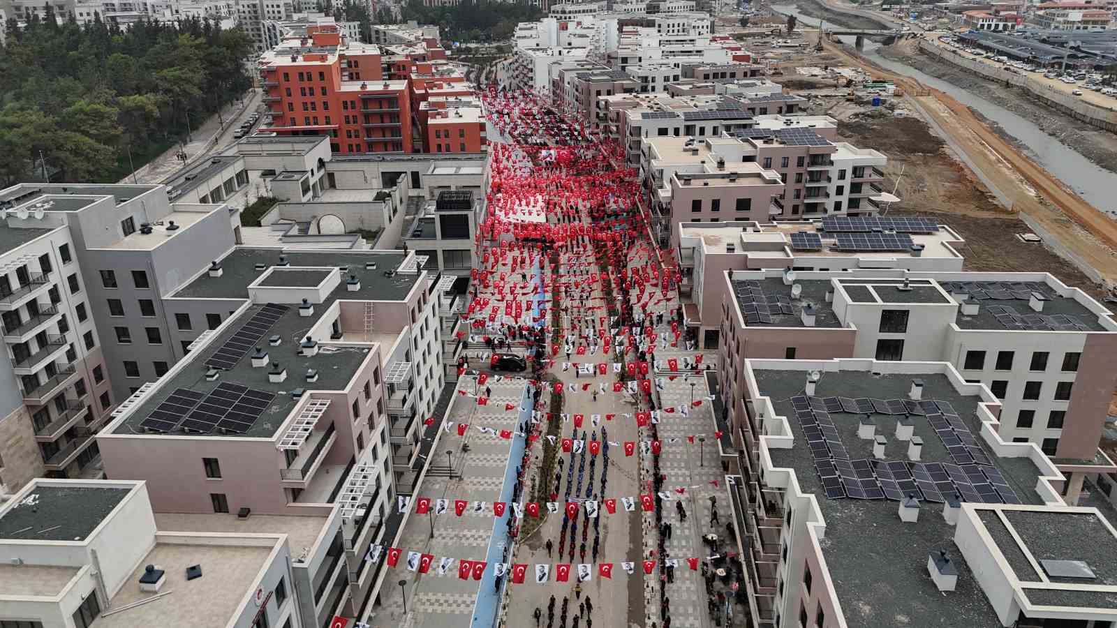 DEPREMİN ARDINDAN YENİDEN İNŞA EDİLEN ATATÜRK CADDESİ’NDE CUMHURİYET BAYRAMI COŞKUSU