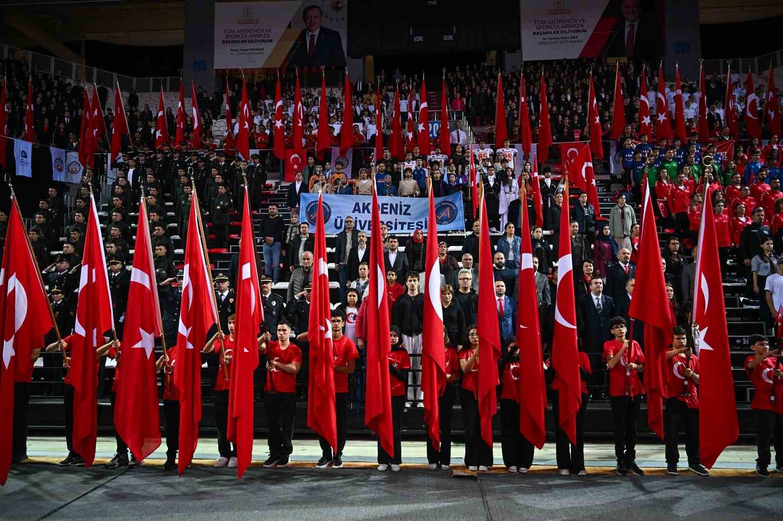 ANTALYA’DA 29 EKİM 10 BİN KİŞİLİK SPOR SALONUNDA KUTLANDI
