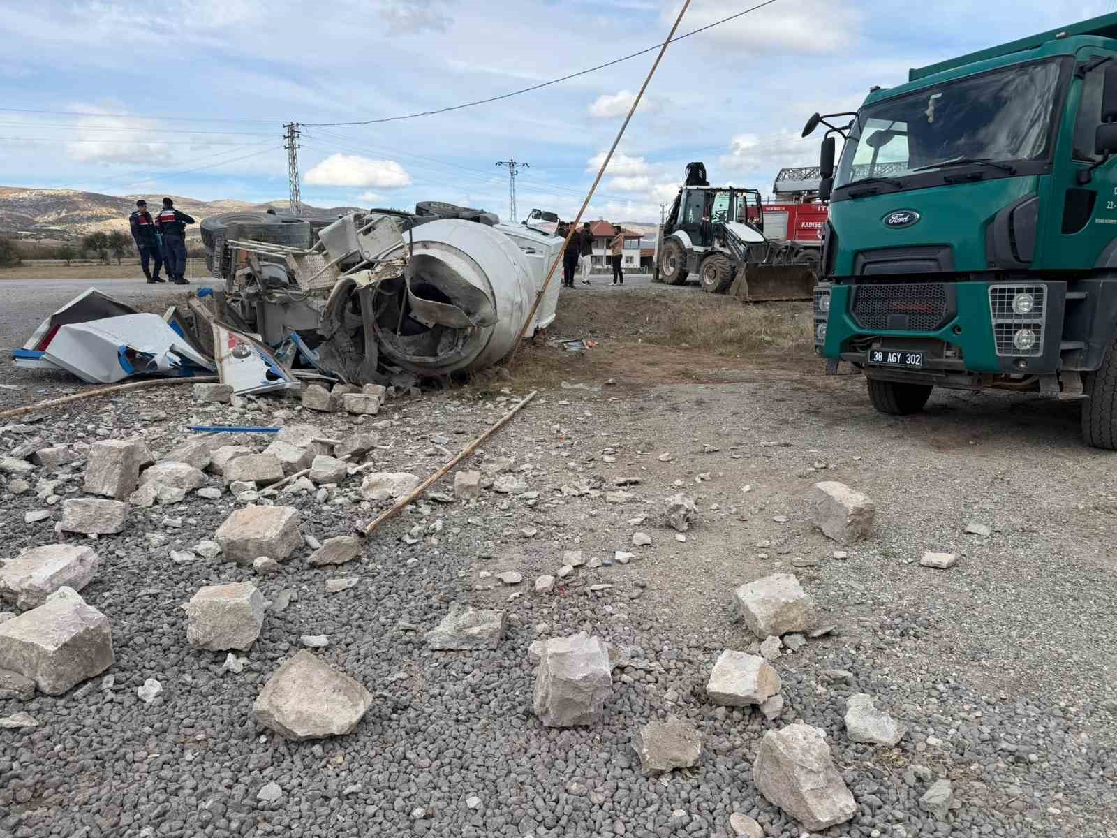 YOZGAT’TA DEVRİLEN MİKSER METRELERCE SÜRÜKLENDİ