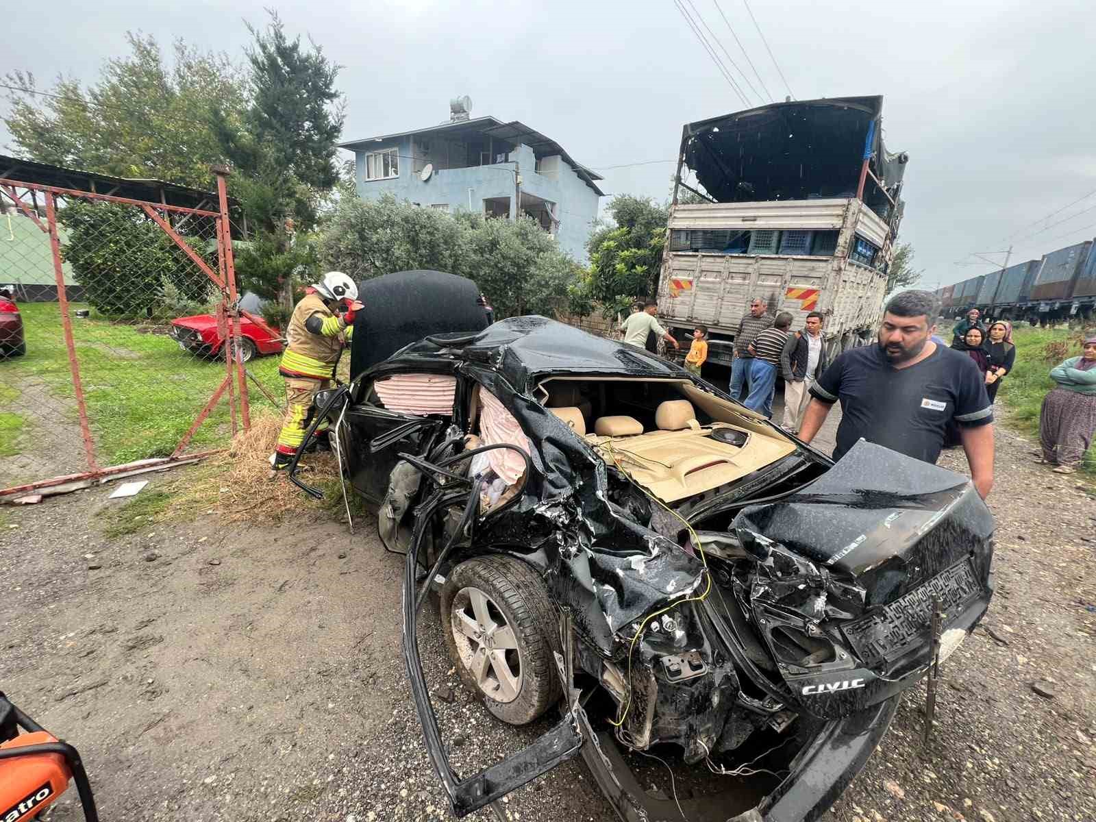 TRENİN ÇARPTIĞI OTOMOBİLDEKİ 2 KİŞİ YARALANDI