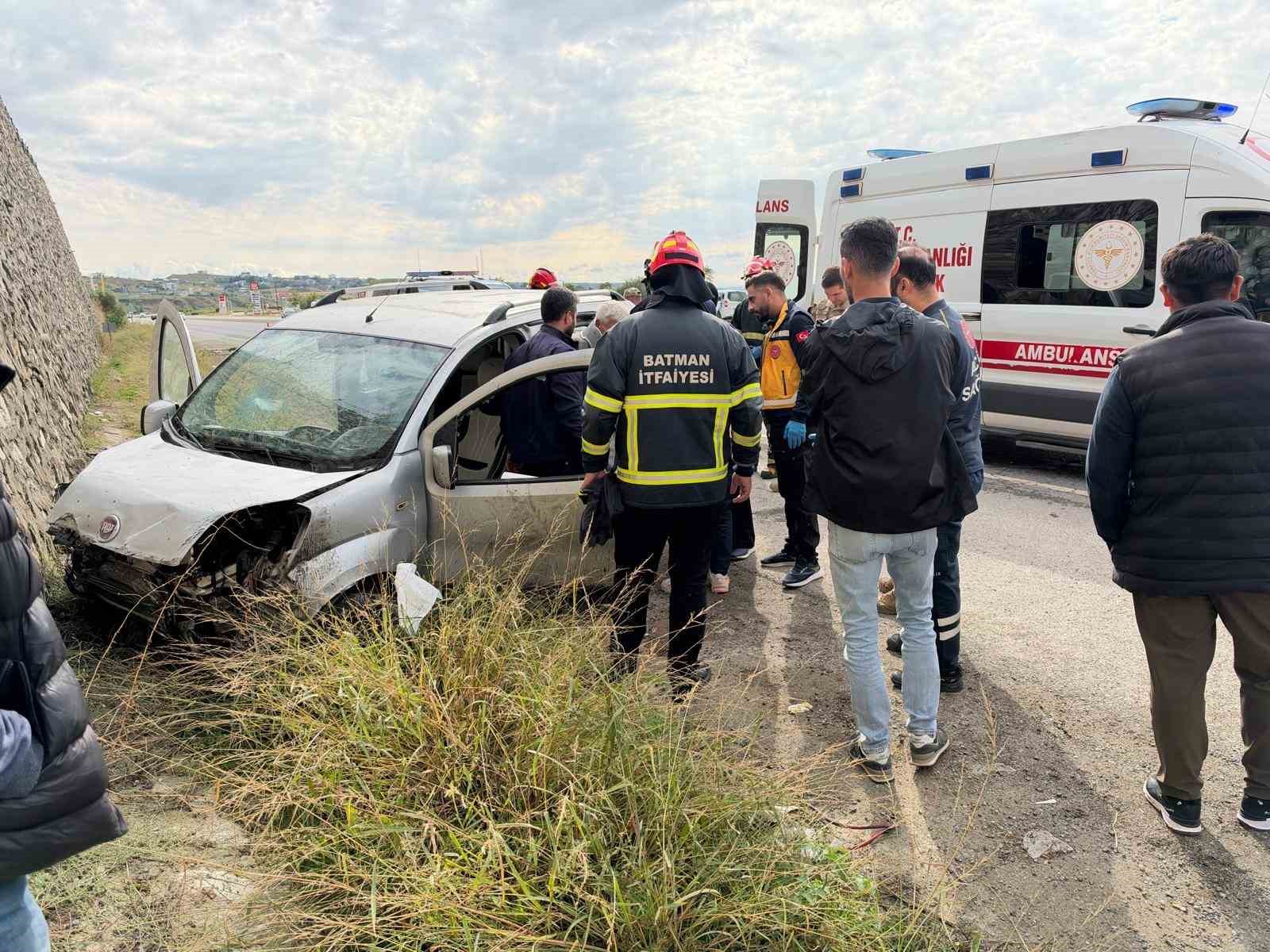 BATMAN’DA ARAÇ DUVARA ÇARPTI: 2 YARALI