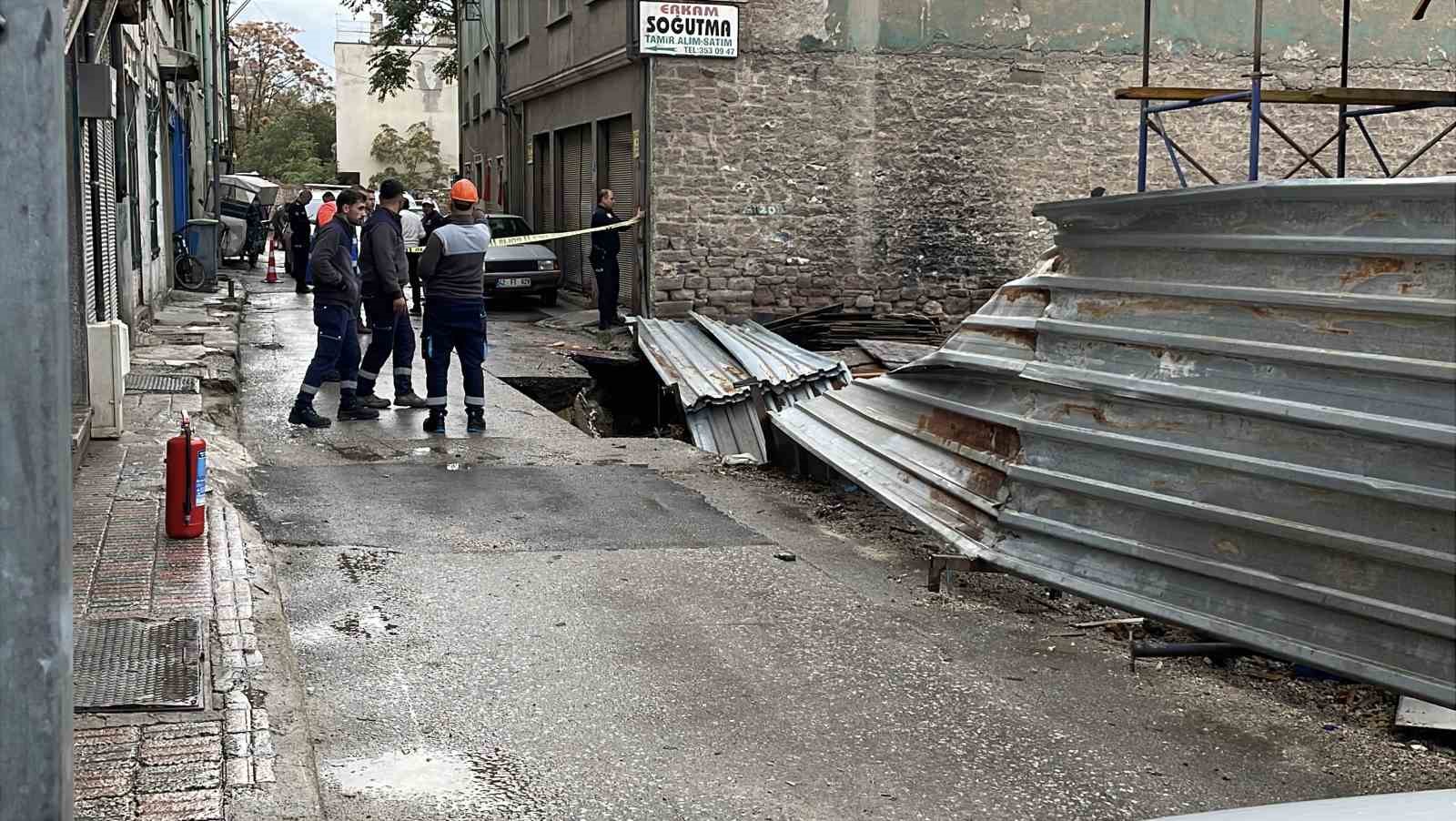 İNŞAAT YANINDA ZEMİN ÇÖKTÜ DOĞALGAZ VE SU BORUSU PATLADI