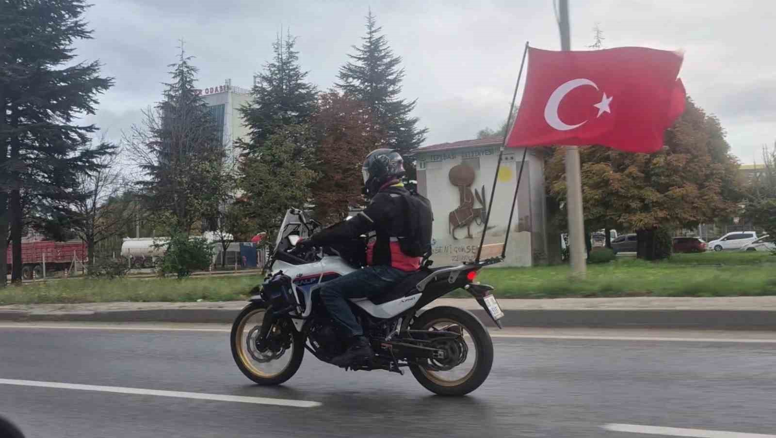 MOTOSİKLETİNİN ARKASINA ASTIĞI TÜRK BAYRAKLARIYLA ÇEVRE YOLUNDA İLERLEDİ