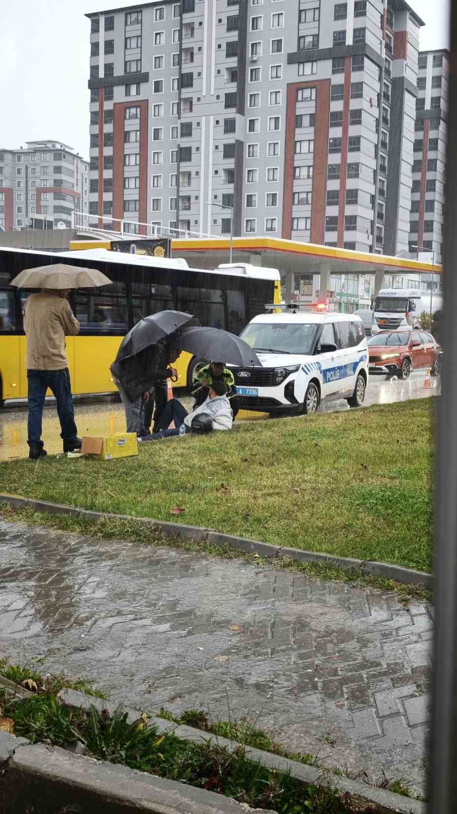 YAĞMUR ALTINDA ISLANAN YARALIYA TRAFİK POLİSİ ŞEMSİYE TUTTU