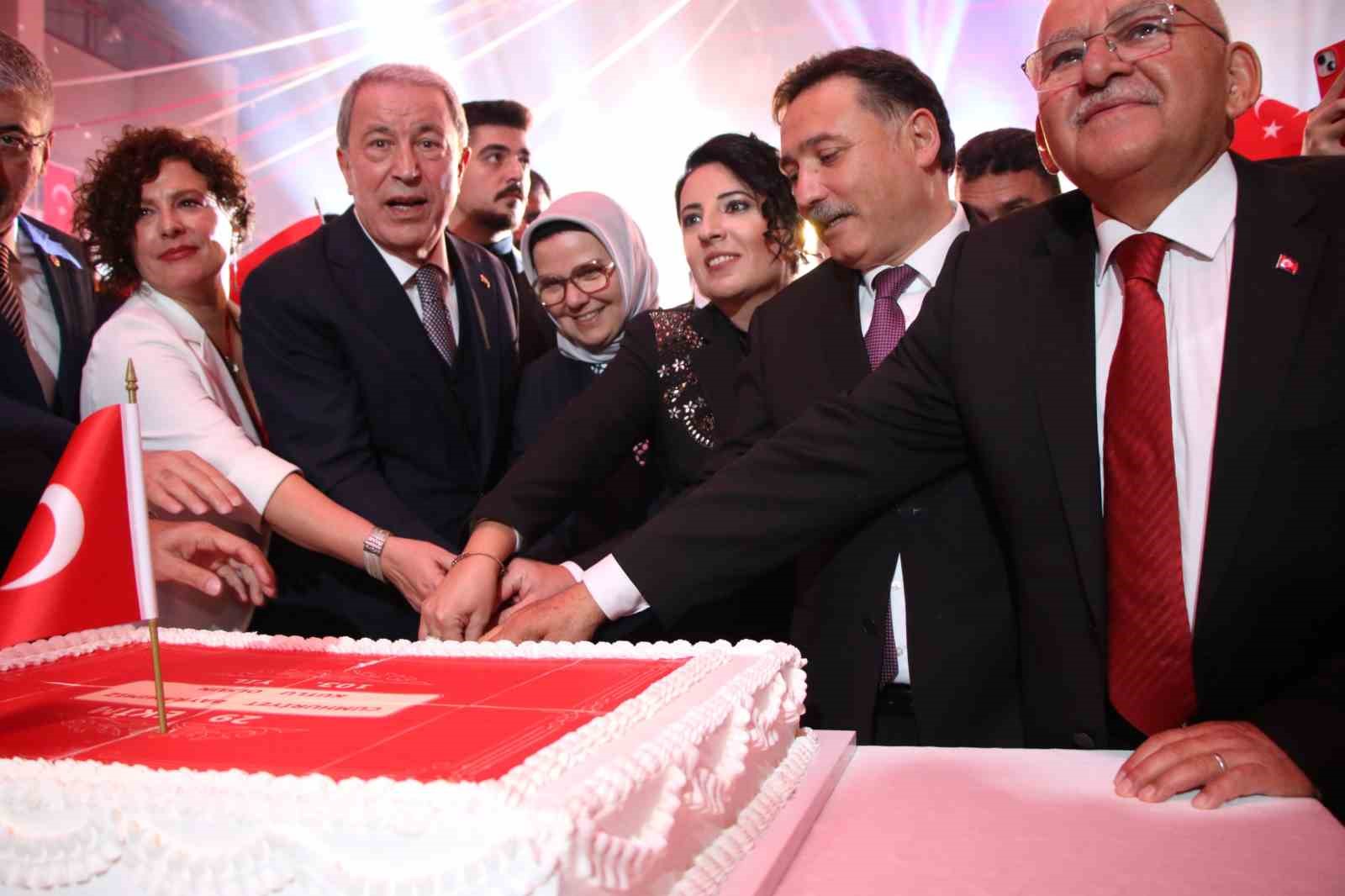 VALİ GÖKMEN ÇİÇEK: "TARİHİ MÜCADELELERLE, ZAFERLERLE ŞEKİLLENMİŞ KÖKLÜ BİR MİLLETİN EVLATLARIYIZ"