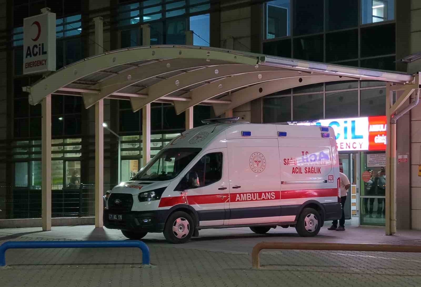 YEMEK SOFRASINDA EVLAT DEHŞETİ: BABASINI BIÇAKLA ÖLDÜRDÜ