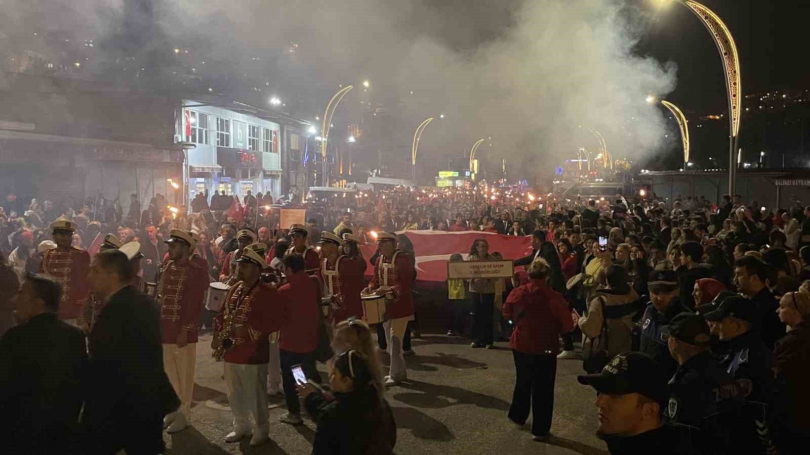 ZONGULDAK’TA CUMHURİYET BAYRAMI’NDA FENER ALAYI COŞKUSU