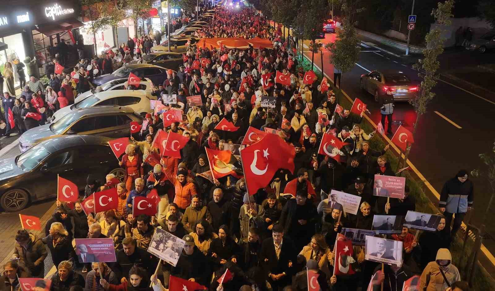 BÜYÜKÇEKMECE’DE CUMHURİYET COŞKUSU FENER ALAYIYLA YAŞANDI