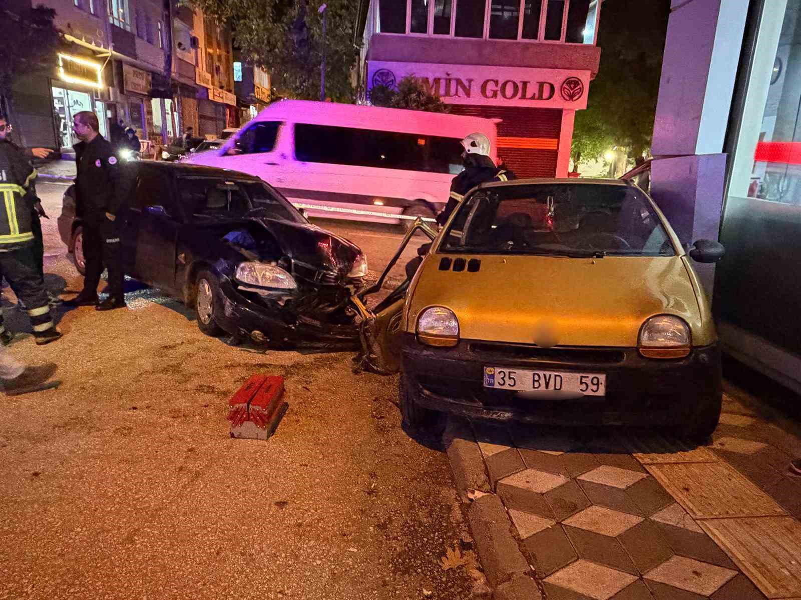 ÇARPIŞAN OTOMOBİLLER İŞ YERİ VİTRİNİNE ÇARPARAK DURABİLDİ: 2 YARALI