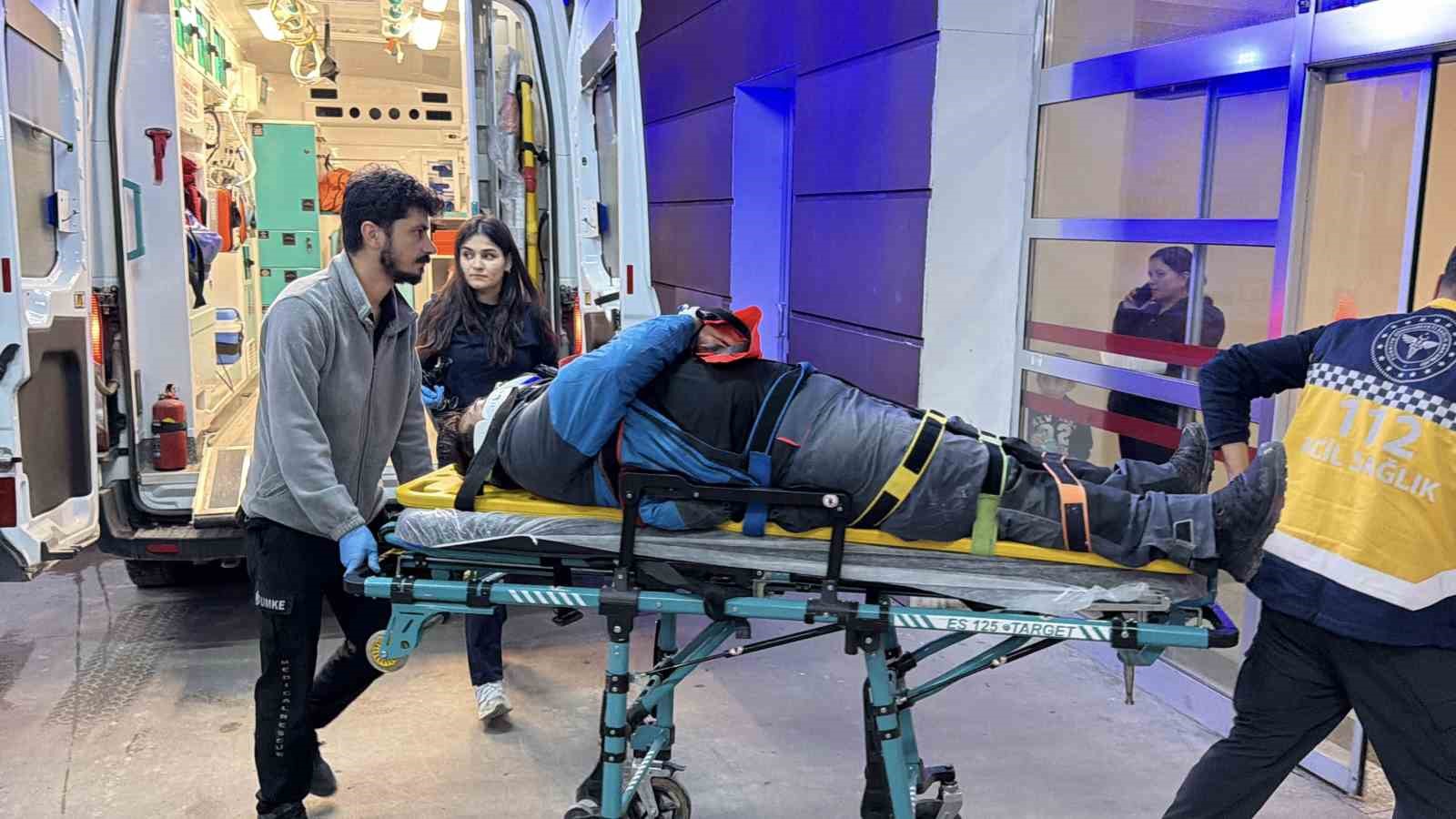 KAYGANLAŞAN YOLDA DEVRİLEN MOTOSİKLETİN SÜRÜCÜSÜ YARALANDI
