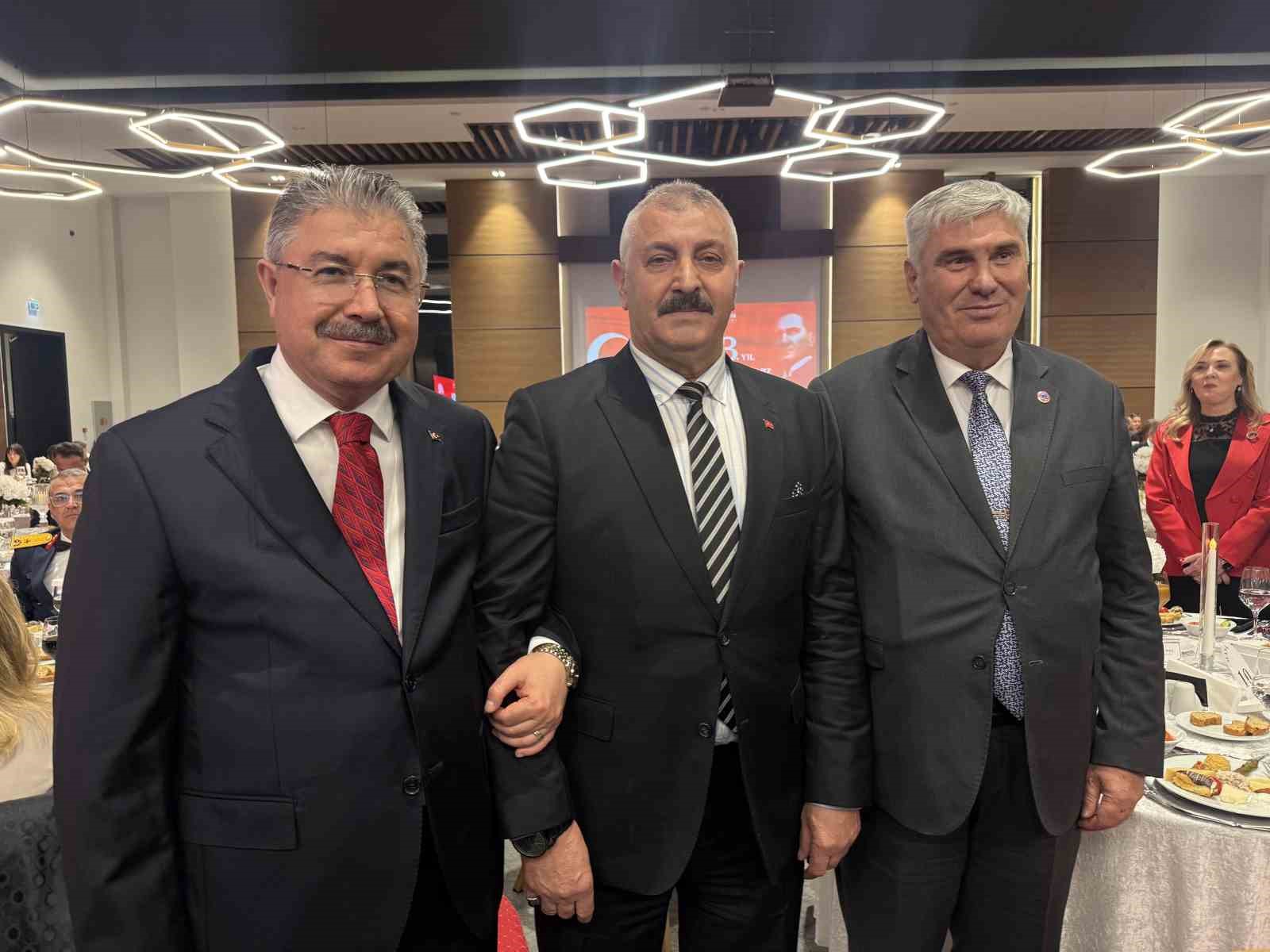 TÖREN ALANINDA TEPKİ GÖSTEREN ŞEHİT BABASI İLE VALİ YILMAZ RESEPSİYONDA BİR ARAYA GELDİ