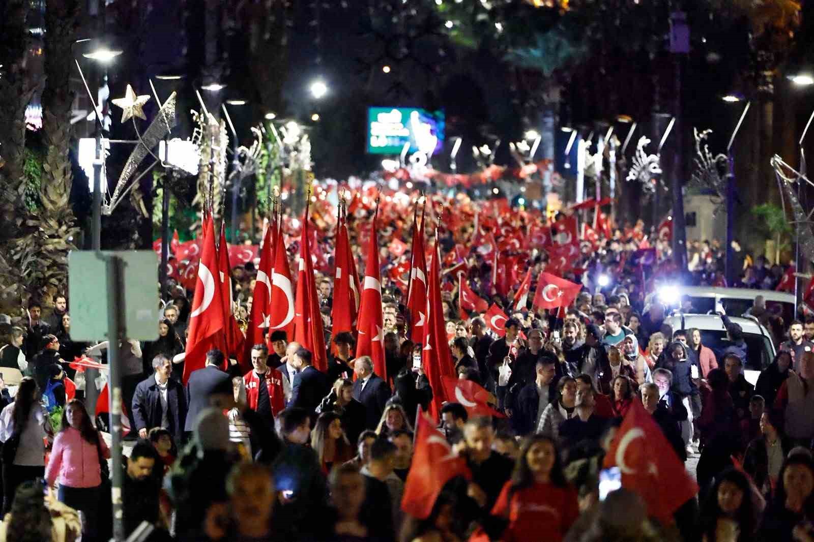 İZMİR’DE 103’ÜNCÜ YIL COŞKUSU GÖKYÜZÜNÜ AYDINLATTI