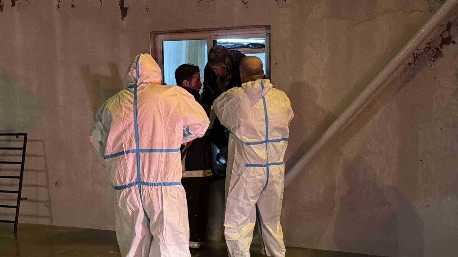 KAPIDAN ÇIKAMAYAN 2 YAŞLI KADINI İTFAİYE PENCEREDEN KURTARDI