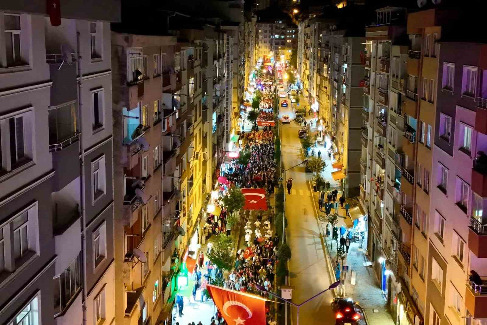 GİRESUN’DA ON BİNLER CUMHURİYET İÇİN YÜRÜDÜ