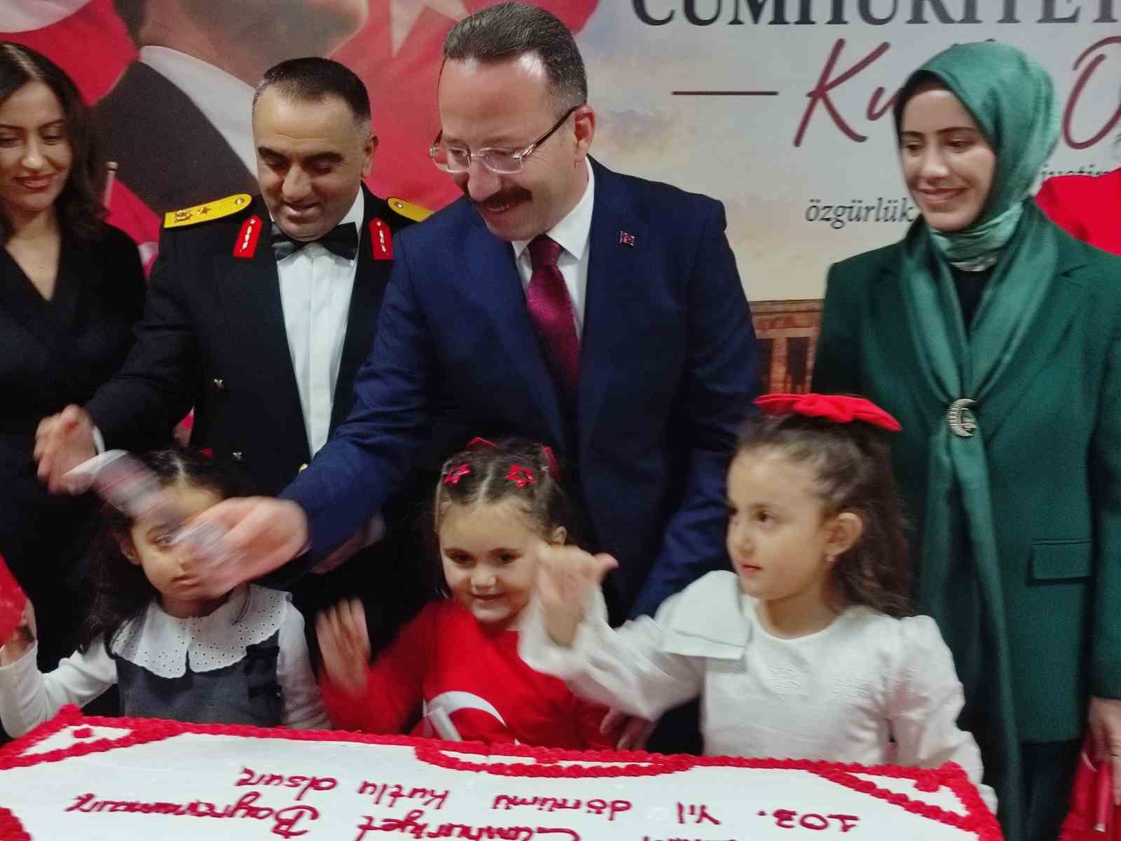 ARDAHAN’DA CUMHURİYET BAYRAMI’NIN 103. YILI DOLAYISIYLA RESEPSİYON DÜZENLENDİ