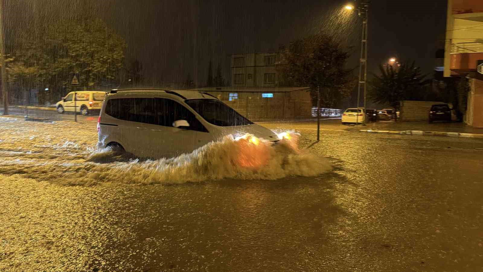 ADIYAMAN’DA ŞİDDETLİ YAĞIŞ HAYATI FELÇ ETTİ: BİRÇOK ARAÇ MAHSUR KALDI