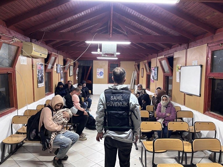 İZMİR AÇIKLARINDA 76 DÜZENSİZ GÖÇMEN YAKALANDI