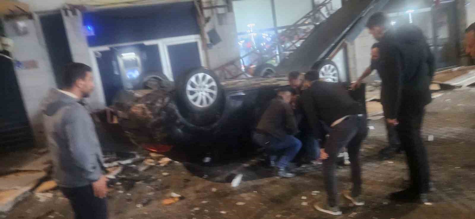 KAYSERİ’DE OTOMOBİL 50 METRE YÜKSEKLİKTEKİ KAYALIKTAN DÜKKANLARIN ÜZERİNE UÇTU: 1 YARALI
