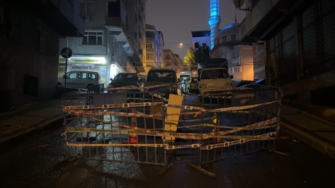 GAZİOSMANPAŞA’DA SAĞANAK SONRASI YOLDA ÇÖKME MEYDANA GELDİ
